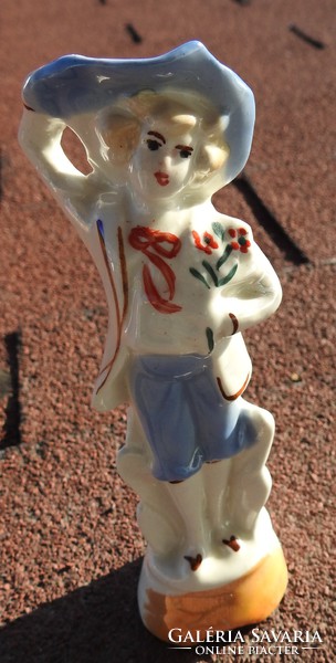 Régi porcelán nipp - Kalapos kislány virággal