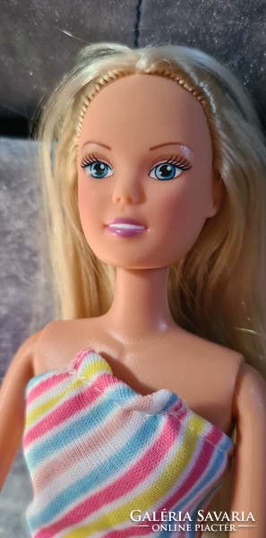 Barbie baba 1999-es eredeti csini ruhában