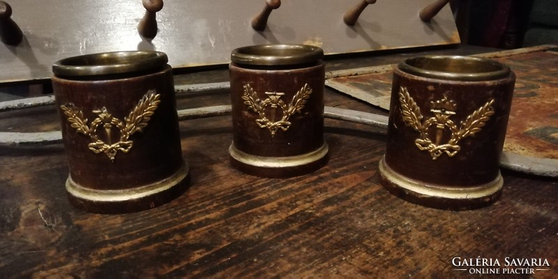 Small wooden cups, ashtray from the end of the 19th century, small glasses with coats of arms