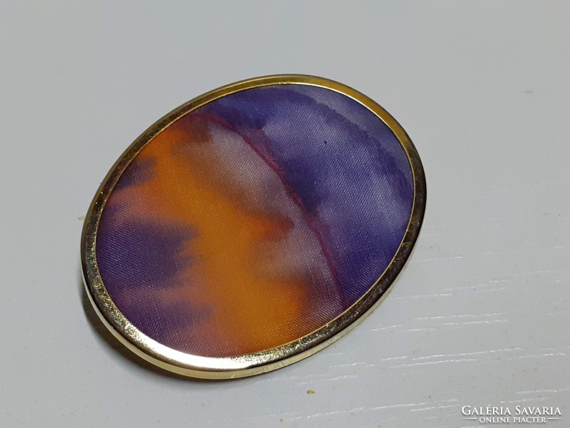 Retro brooch badge