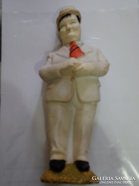 Stan és pan. Oliver Hardy gipsz figurája.