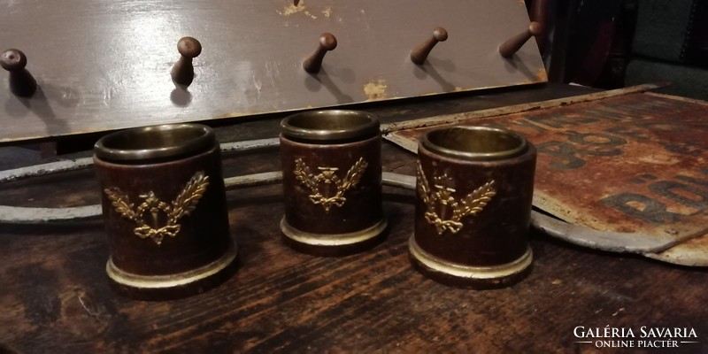 Small wooden cups, ashtray from the end of the 19th century, small glasses with coats of arms