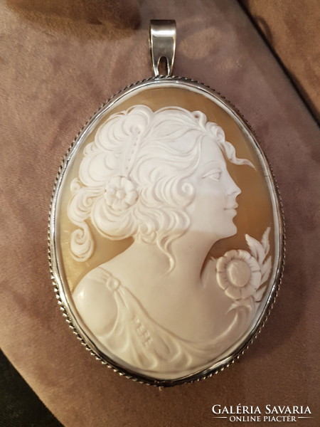 Extra large camea brooch / pendant, 1890s