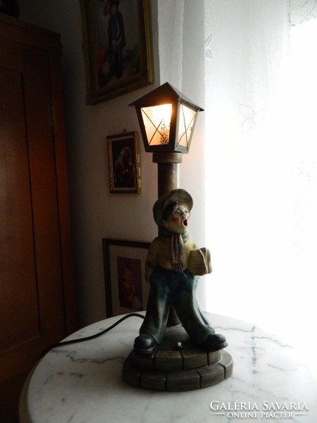 Káldor Aurél keramikus : újságárus fiú szobor - lámpa