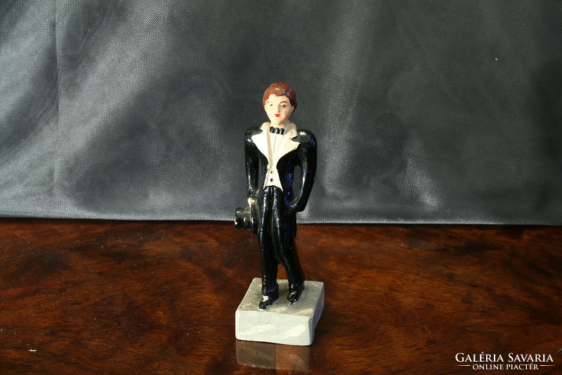 Férfi frakkban cilinderrel 15cm festett gipsz figura szmokingos frakkos cilinderes férfi fiú