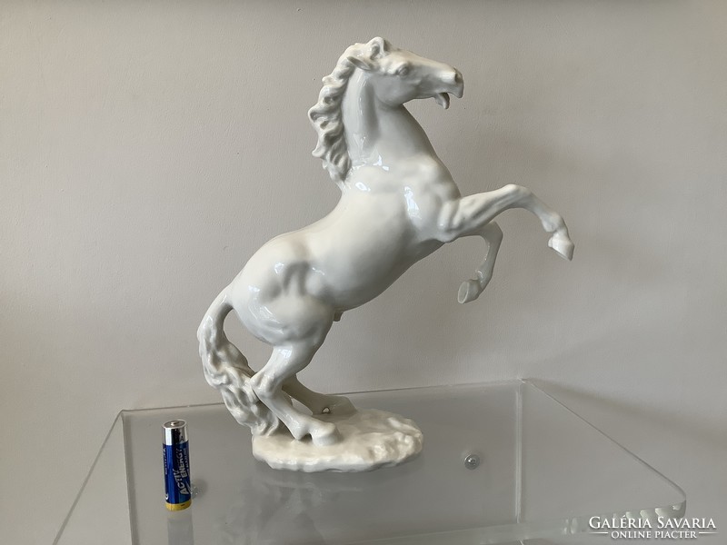 Exclusive klasszikus porcelán ló, Gunther Granget szobrásztól lakberendezőknek, ferrari kedvelőknek