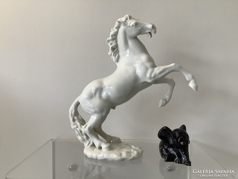 Exclusive classic porcelain horse from sculptor Gunther Granget for interior designers and Ferrari lovers