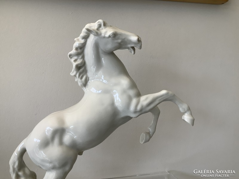 Exclusive classic porcelain horse from sculptor Gunther Granget for interior designers and Ferrari lovers
