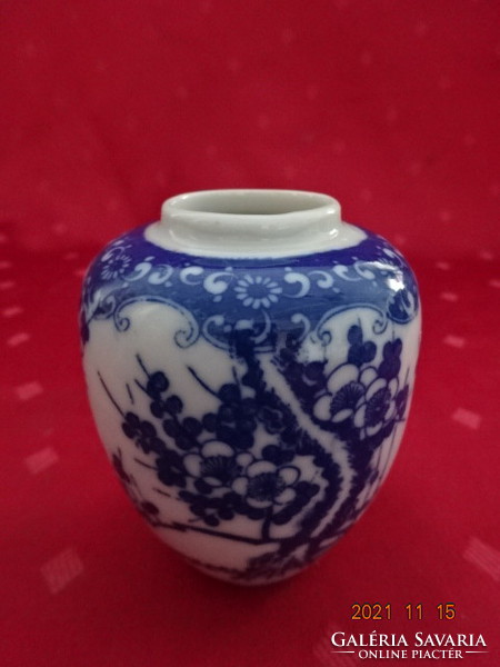 Japanese porcelain vase with cherry blossoms. Tokusei sakara, height 8 cm. He has!