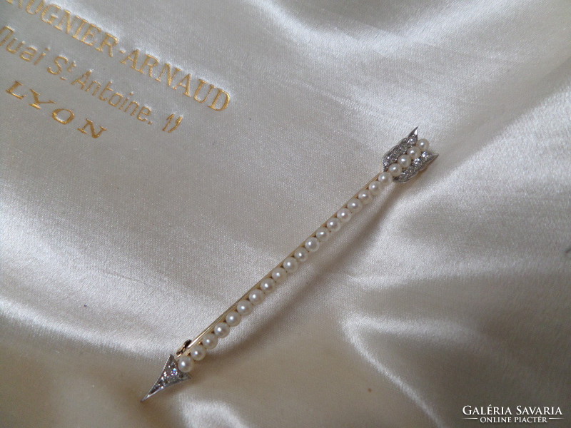 Beaded - diamond gold arrow needle / badge