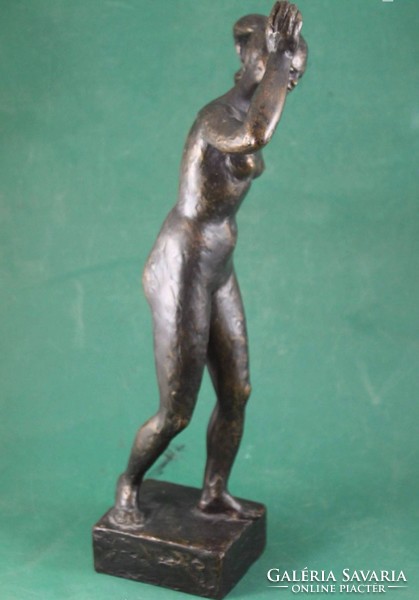 Tamás Gyenes: statue of a naked woman combing - small sculpture