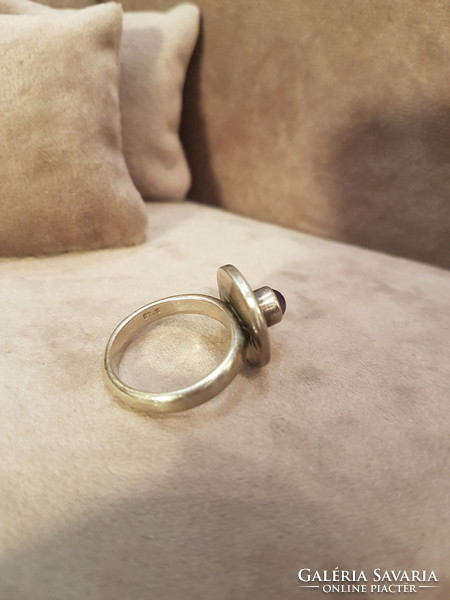 Ezüst gyűrű, ametiszt díszítéssel