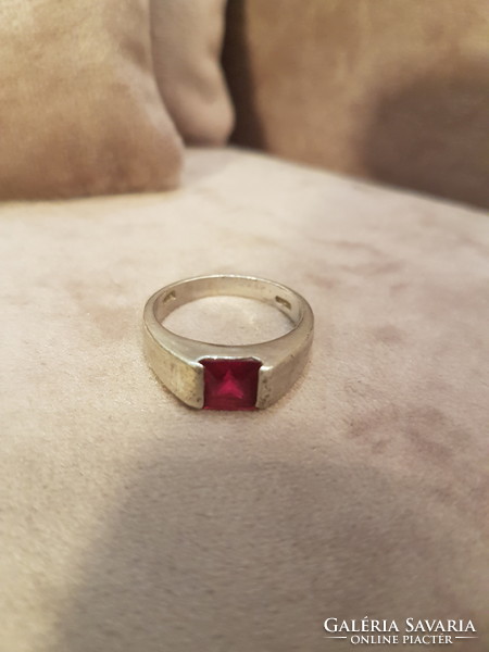 Ezüst gyűrű, rubinnal