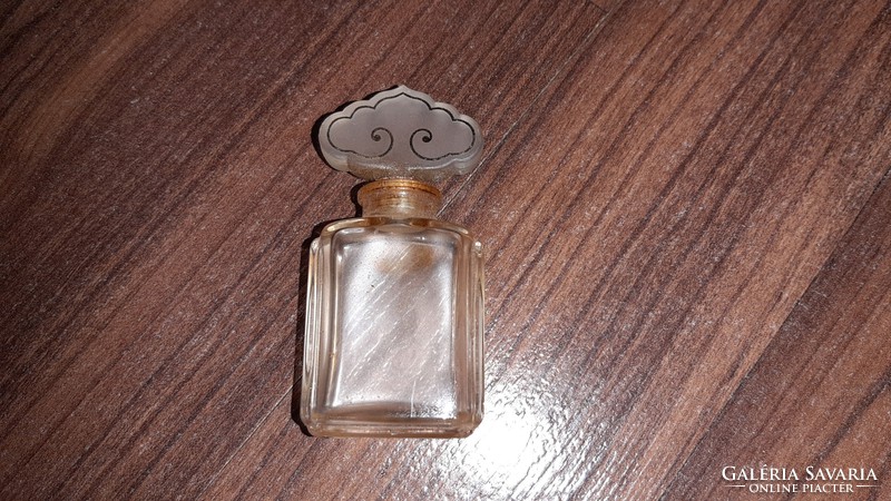 Parfümös üveg