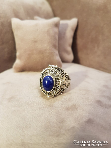 Indonesian silver ring with lapis lazuli stone