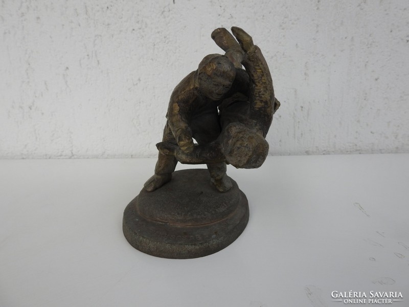 Bronze statue of martial arts - kludo