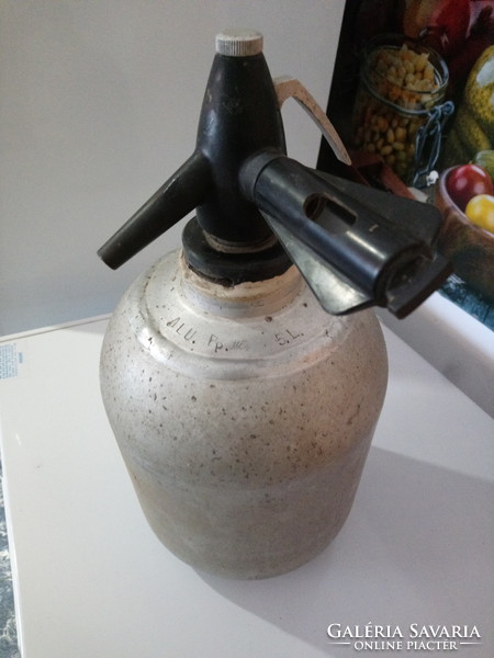 Aluminum szodás üveg.