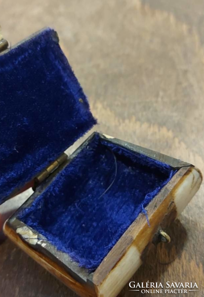 Antique-looking mini jewelry box