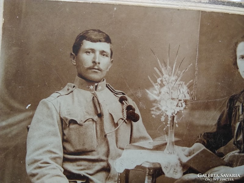 Antik szépia kabinetfotó/keményhátú fotó férfi katonai egyenruhában, és párja 1900 körüli