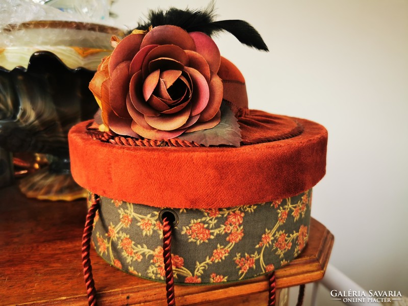 Pink jewelry holder, in the shape of a hat box,