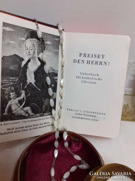 Régi német keresztény hagyaték  imakönyv csiszolt üveg tetejű szelence benne ereklyékkel kis terítőn