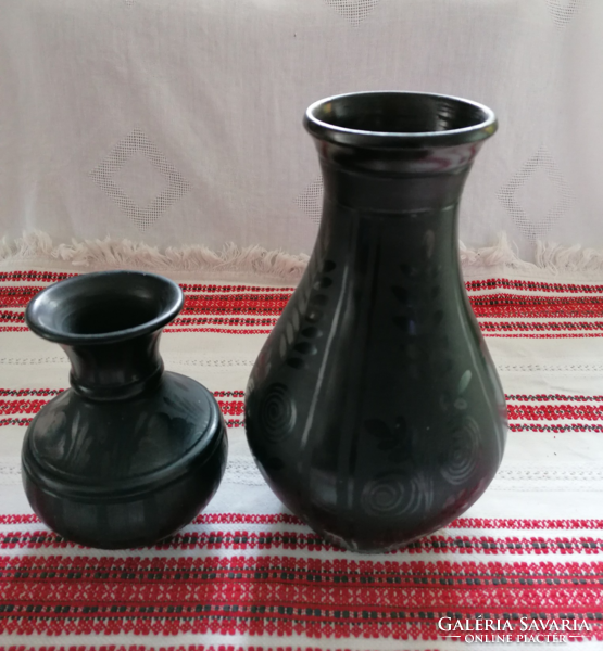 Reed black vases