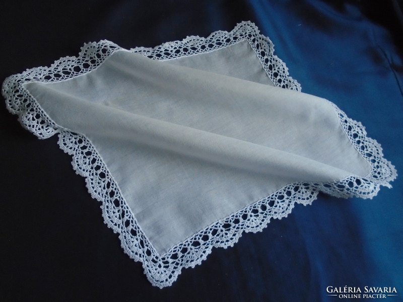 Horgolt szélű batiszt zsebkendő.  30 x 29 cm.