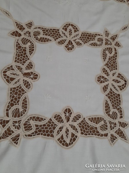 Vertical lace insert, beautiful lace tablecloth!