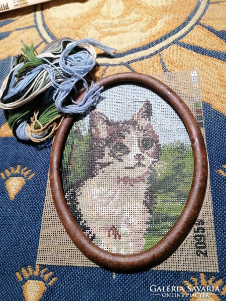 Sew-on tapestry with oval wooden frame, embroidery thread, in a box!