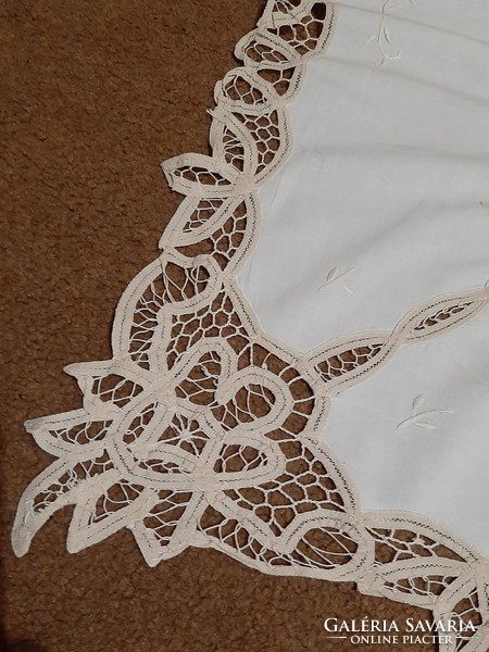 Vertical lace insert, beautiful lace tablecloth!