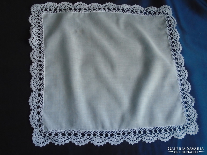 Handkerchief with crochet edge. 30 X 29 cm.