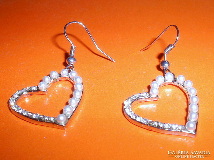 Heart-beaded antique earrings with crystal inlay