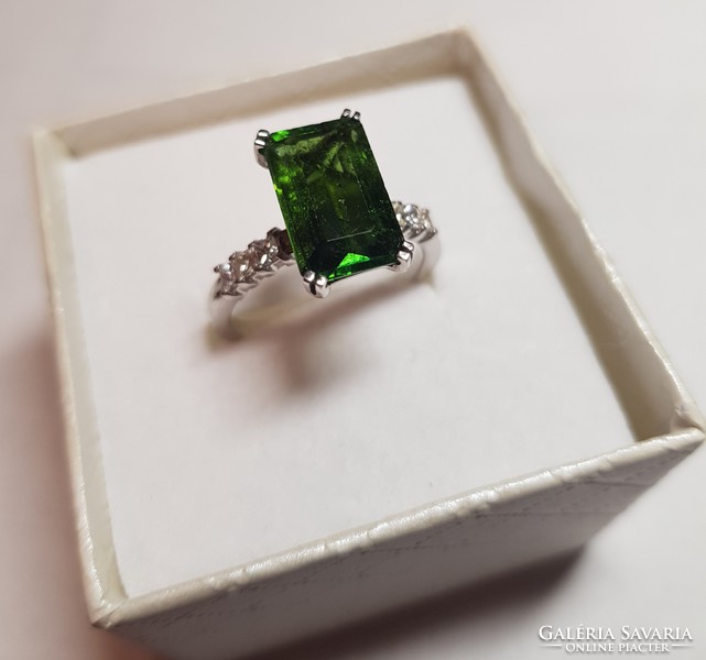 14 Kt green tourmaline ring with glasses
