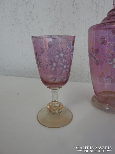 Biedermeier daisy-painted pink wine butelia with two glasses