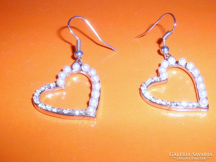 Heart-beaded antique earrings with crystal inlay