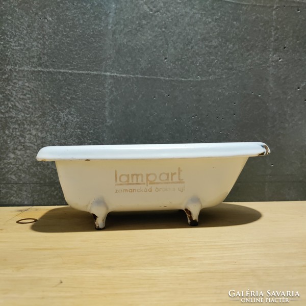 Lampart bathtub