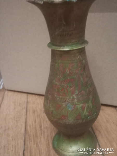 Meseszép kézi készítésű indiai festett réz váza az 1960-as évekből