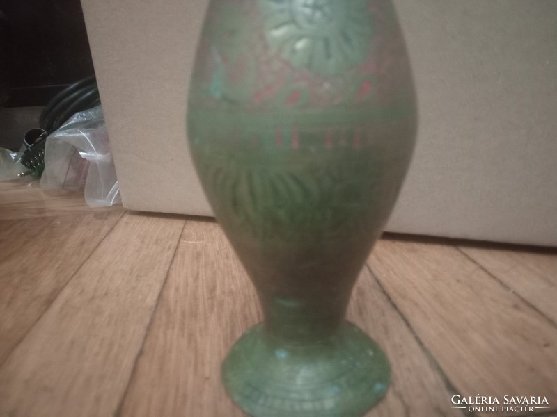 Meseszép kézi készítésű indiai festett réz váza az 1960-as évekből