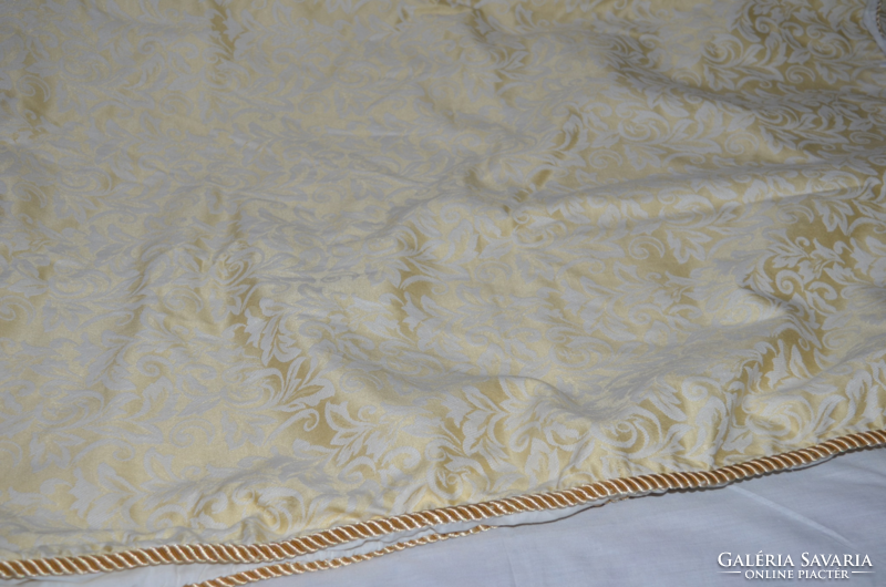 Baroque damask with bed linen and drawstring decoration