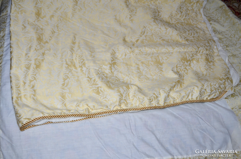 Baroque damask with bed linen and drawstring decoration