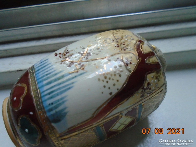 18.Satsuma gyokuzan vase with golden contoured life picture, blossoming cherry tree with geometric patterns