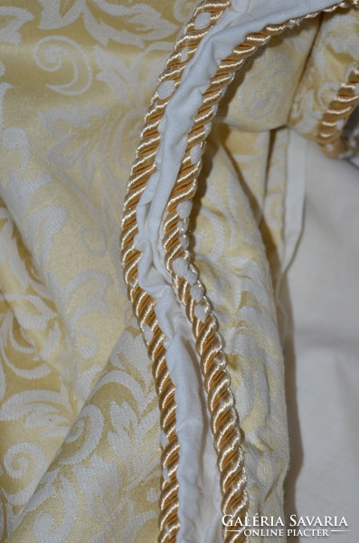 Baroque damask with bed linen and drawstring decoration