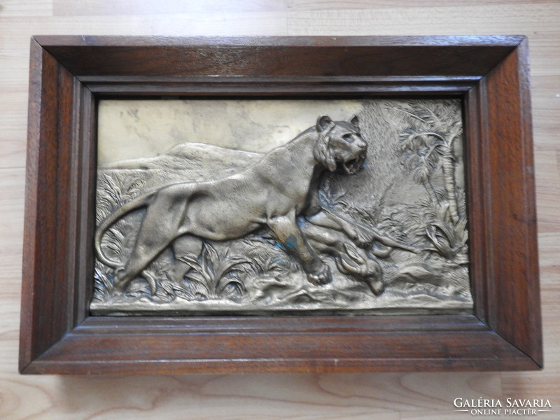 Antik bronz falikép : Gazellát elejtő oroszlán _ bronz kisplasztika fa keretben