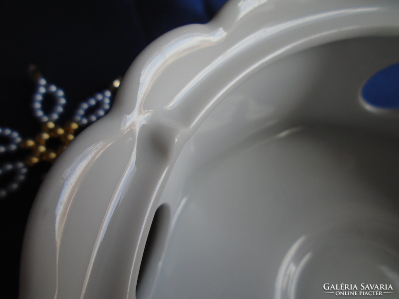 Elegant Bavarian porcelain keeps you warm.