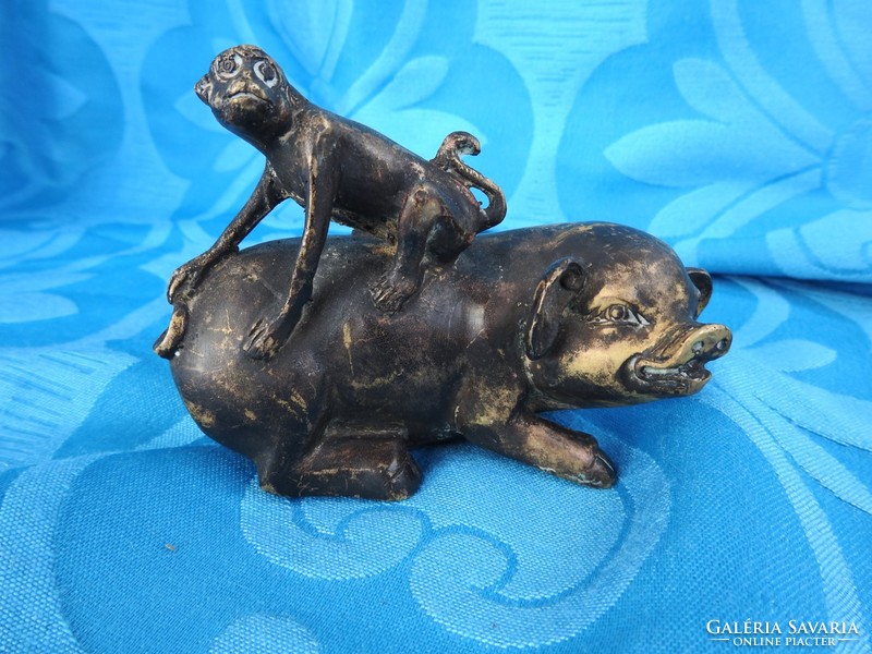 Antik tibeti bronz szobor : majom a disznó hátán