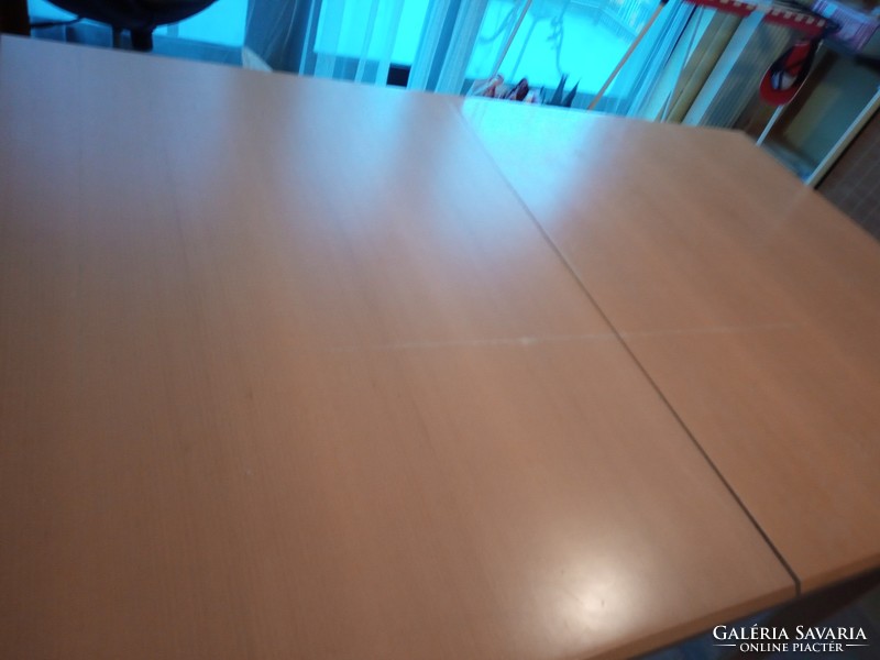 Praktikus bővíthető olasz designer fa asztal