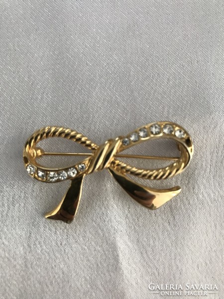 Bow brooch