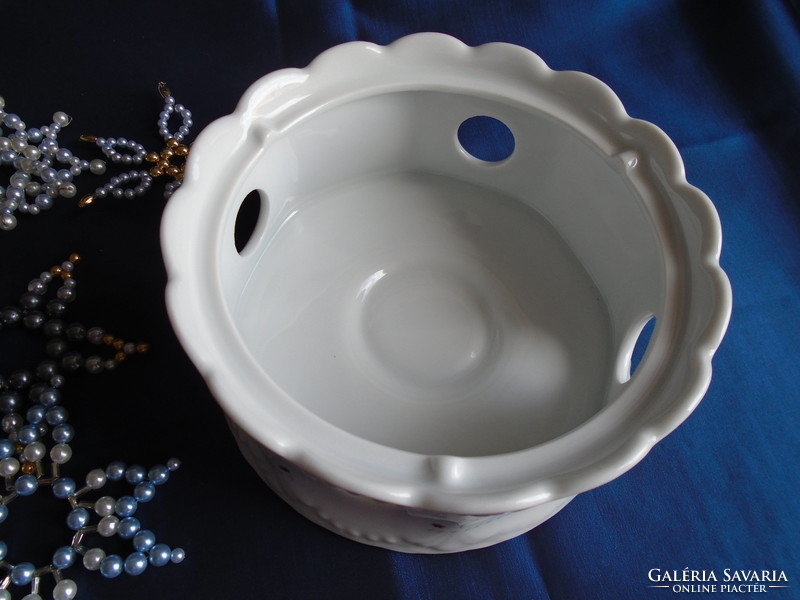 Elegant Bavarian porcelain keeps you warm.