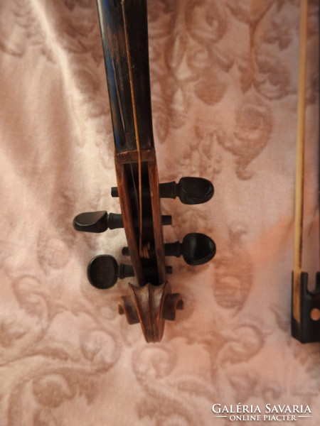 Antik mesterhegedű vonóval 60 cm