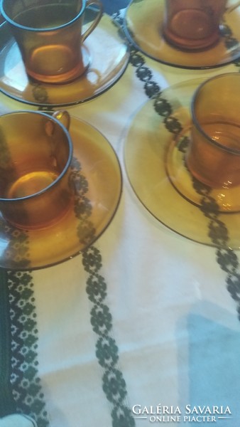 Borostyán színű pohár 4 darab  tányérral